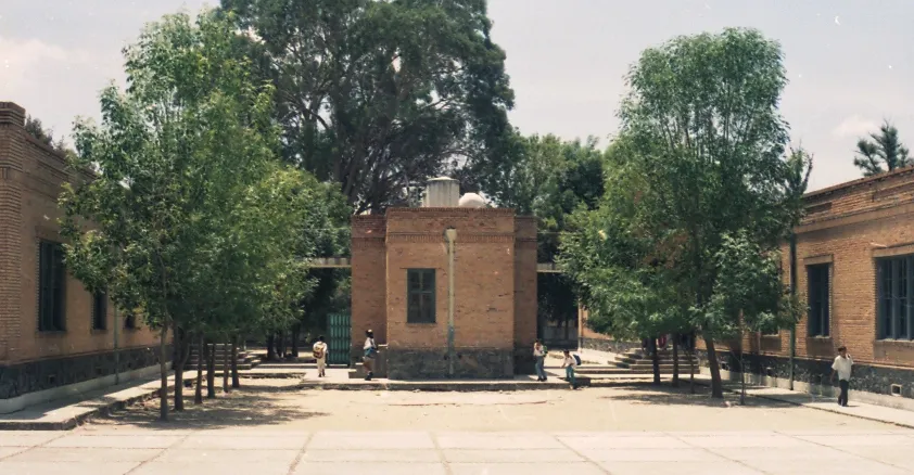 Imagen 6. Módulo de servicios entre las dos escuelas que conservan el mismo estilo del edificio. En la foto derecha, un agregado sin proporción, altura y materiales se construye junto al módulo original.