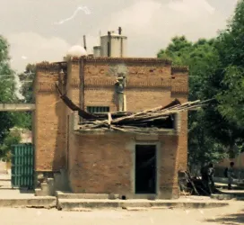 Imagen 6. Módulo de servicios entre las dos escuelas que conservan el mismo estilo del edificio. En la foto derecha, un agregado sin proporción, altura y materiales se construye junto al módulo original.